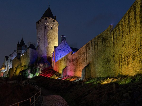 Die Museen der Burg Altena und das Deutsche Drahtmuseum laden in den Weihnachtsferien zu Ausflügen ein. Mit Einbruch der Dunkelheit erstahlt die Burg Altena bis zum 6. Januar 2026 im Glanzlicht. Foto: Stephan Sensen/Märkischer Kreis