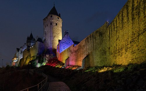 Die Museen der Burg Altena und das Deutsche Drahtmuseum laden in den Weihnachtsferien zu Ausflügen ein. Mit Einbruch der Dunkelheit erstahlt die Burg Altena bis zum 6. Januar 2026 im Glanzlicht. Foto: Stephan Sensen/Märkischer Kreis