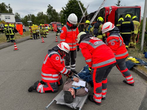 Mehr als 200 Einsatzkräfte waren am Samstag in Meinerzhagen im Einsatz. Foto: Katharina Buschmann / Märkischer Kreis
