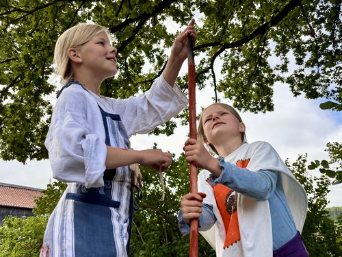 Bei den Sommerferienspielen an der Luisenhütte in Balve-Wocklum wurden Speere geschnitzt. Foto: Hannah Heyn / Märkischer Kreis