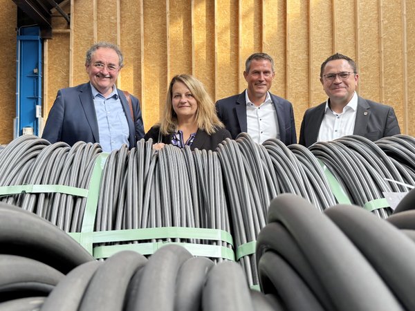 Unser Bild zeigt (von links): GWS-Geschäftsführer Jochen Schröder, GWS-Projektleiterin Sonja Pfaff, Christian von der Crone, Geschäftsführer und Diplom-Ingenieur der Fr. & H. Lüling GmbH & Co.KG, und Landrat Marco Voge. Foto: Alexander Bange / Märkischer Kreis