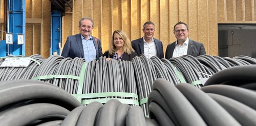 Unser Bild zeigt (von links): GWS-Geschäftsführer Jochen Schröder, GWS-Projektleiterin Sonja Pfaff, Christian von der Crone, Geschäftsführer und Diplom-Ingenieur der Fr. & H. Lüling GmbH & Co.KG, und Landrat Marco Voge. Foto: Alexander Bange / Märkischer Kreis