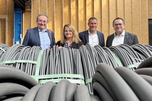 Unser Bild zeigt (von links): GWS-Geschäftsführer Jochen Schröder, GWS-Projektleiterin Sonja Pfaff, Christian von der Crone, Geschäftsführer und Diplom-Ingenieur der Fr. & H. Lüling GmbH & Co.KG, und Landrat Marco Voge. Foto: Alexander Bange / Märkischer Kreis
