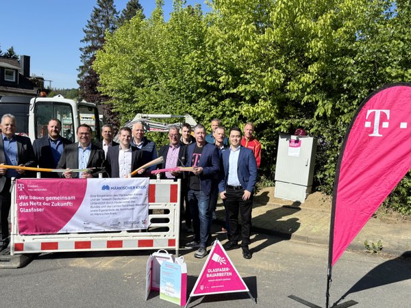 Landrat Marco Voge hat gemeinsam mit dem Kiersper Bürgermeister Olaf Stelse sowie Vertretern der Aconium und der Telekom den symbolischen Spatenstich für den gesamten Märkischen Kreis vorgenommen. Foto: Alexander Bange / Märkischer Kreis