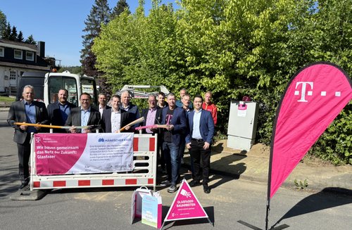 Landrat Marco Voge hat gemeinsam mit dem Kiersper Bürgermeister Olaf Stelse sowie Vertretern der Aconium und der Telekom den symbolischen Spatenstich für den gesamten Märkischen Kreis vorgenommen. Foto: Alexander Bange / Märkischer Kreis
