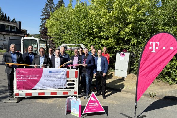 Landrat Marco Voge hat gemeinsam mit dem Kiersper Bürgermeister Olaf Stelse sowie Vertretern der Aconium und der Telekom den symbolischen Spatenstich für den gesamten Märkischen Kreis vorgenommen. Foto: Alexander Bange / Märkischer Kreis