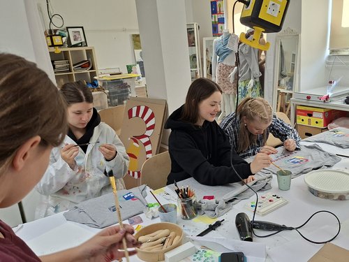 Beim Malen, Drucken, Basteln und Holzarbeit konnte beim Jugendkunstprojekt zwischen dem Märkischen Kreis und dem Partnerkreis Elbe-Elster jeder kreativ werden. Foto: Zuzanna Sreder / Landkreis Elbe-Elster