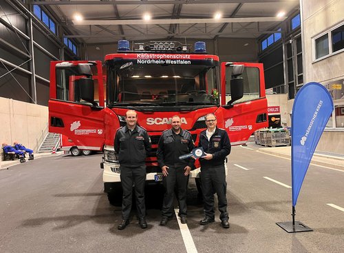 Das zweite Fahrzeug, ein Gerätewagen Dekontamination Personen (GW Dekon-P), ersetzt ein über 25 Jahre altes Fahrzeug bei der Feuerwehr Herscheid. Der Gerätewagen ist in Hüinghausen stationiert. Unser Bild zeigt (von links) Alexander Borlinghaus und Philpp Schäfer von der Löschgruppe Hüinghausen sowie Kreisbrandmeister Michael Kling. Foto: Märkischer Kreis 