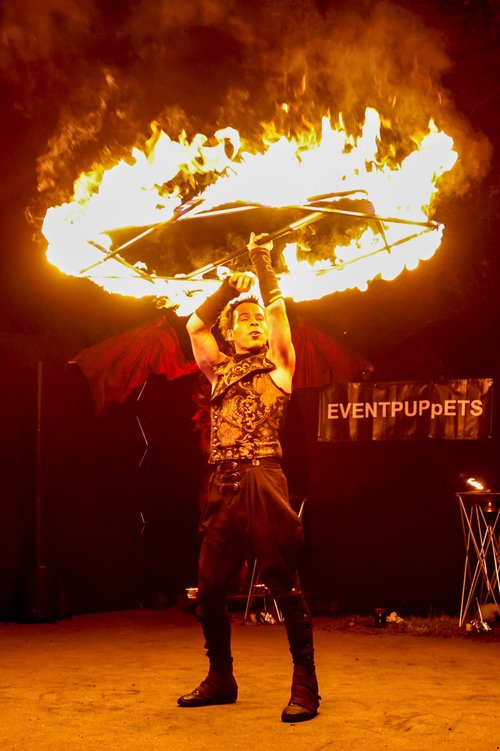 Viel Applaus erntete die Feuershow der Eventpuppets zum Finale des Events an der Luisenhütte. Foto: Sebastian Sendlak/Märkischer Kreis