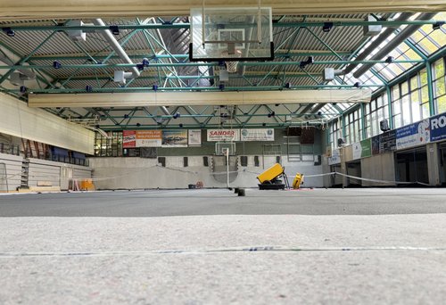 Die Sanierung der Kreissporthalle am Hönne-Berufskolleg in Menden schreitet voran. Foto: Alexander Bange / Märkischer Kreis
