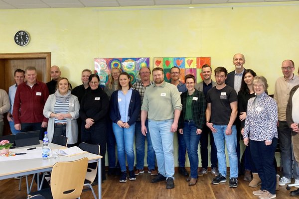 Wichtiger Workshop: Die Mitglieder des Jugendhilfeausschusses des Märkischen Kreises und das Kreisjugendamt haben sich intensiv mit ihrer Rolle, ihren Aufgaben und den aktuellen Herausforderungen der Kinder- und Jugendarbeit auseinandergesetzt. Foto: Märkischer Kreis