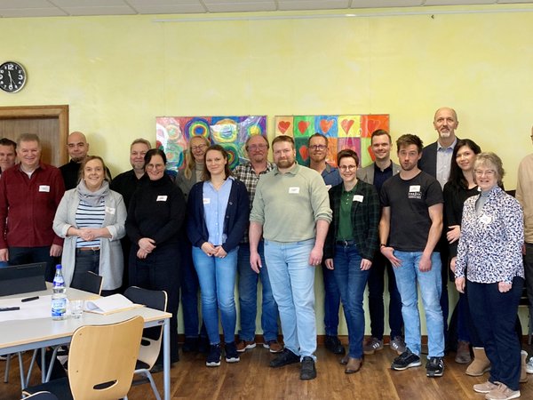 Wichtiger Workshop: Die Mitglieder des Jugendhilfeausschusses des Märkischen Kreises und das Kreisjugendamt haben sich intensiv mit ihrer Rolle, ihren Aufgaben und den aktuellen Herausforderungen der Kinder- und Jugendarbeit auseinandergesetzt. Foto: Märkischer Kreis