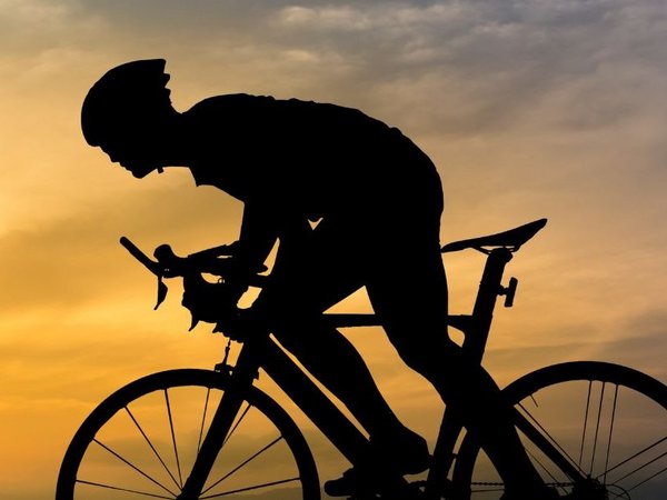 Fahrradfahrer im Sonnenuntergang
