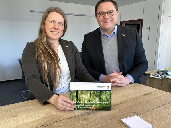 Im Dialog mit Landrat Marco Voge erläuterte Forstamtsleiterin Julia Böning die zentralen Themen der gegenwärtigen und zukünftigen Forstwirtschaft im Märkischen Kreis. Foto: Alexander Bange / Märkischer Kreis