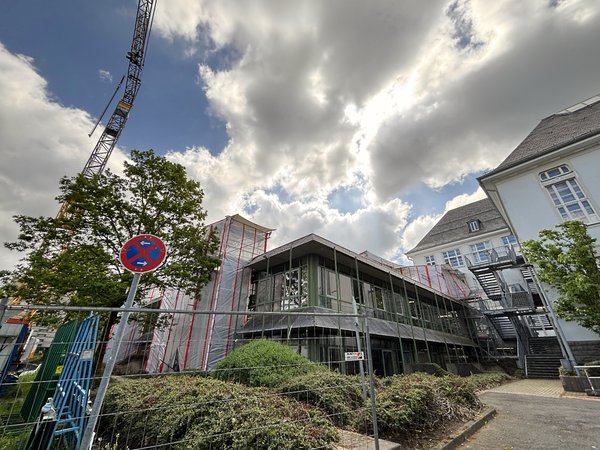 Das Berufskolleg für Technik sowie das Gertrud-Bäumer-Berufskolleg in Lüdenscheid erhalten aktuell neue, energieeffiziente Glasfassaden. Foto: Alexander Bange / Märkischer Kreis