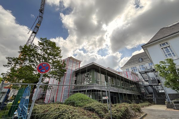 Das Berufskolleg für Technik sowie das Gertrud-Bäumer-Berufskolleg in Lüdenscheid erhalten aktuell neue, energieeffiziente Glasfassaden. Foto: Alexander Bange / Märkischer Kreis