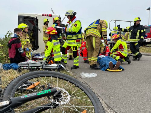 Besondere Herausforderung bei der MANV-Übung: Ein unter dem Linienbus eingeklemmter Radfahrer. Foto: Katharina Buschmann / Märkischer Kreis
