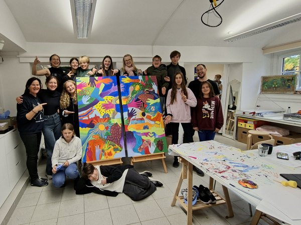 Das Kunst verbindet zeigt das gemeinsam gestaltete Bild des Jugendkunstprojektes zwischen dem Märkischen Kreis und dem Partnerkreis Elbe-Elster. Foto: Zuzanna Sreder / Landkreis Elbe-Elster