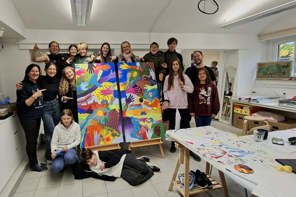 Das Kunst verbindet zeigt das gemeinsam gestaltete Bild des Jugendkunstprojektes zwischen dem Märkischen Kreis und dem Partnerkreis Elbe-Elster. Foto: Zuzanna Sreder / Landkreis Elbe-Elster