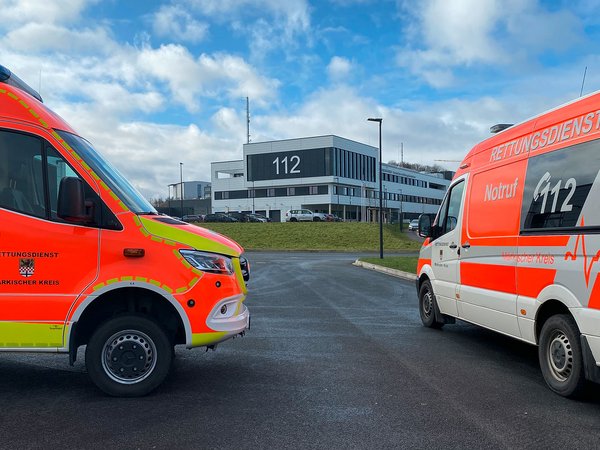 Rettungsfahrzeuge vor dem Gebäude des Brandschutz- und Rettungsdienstzentrums Gewerbepark Rosmart