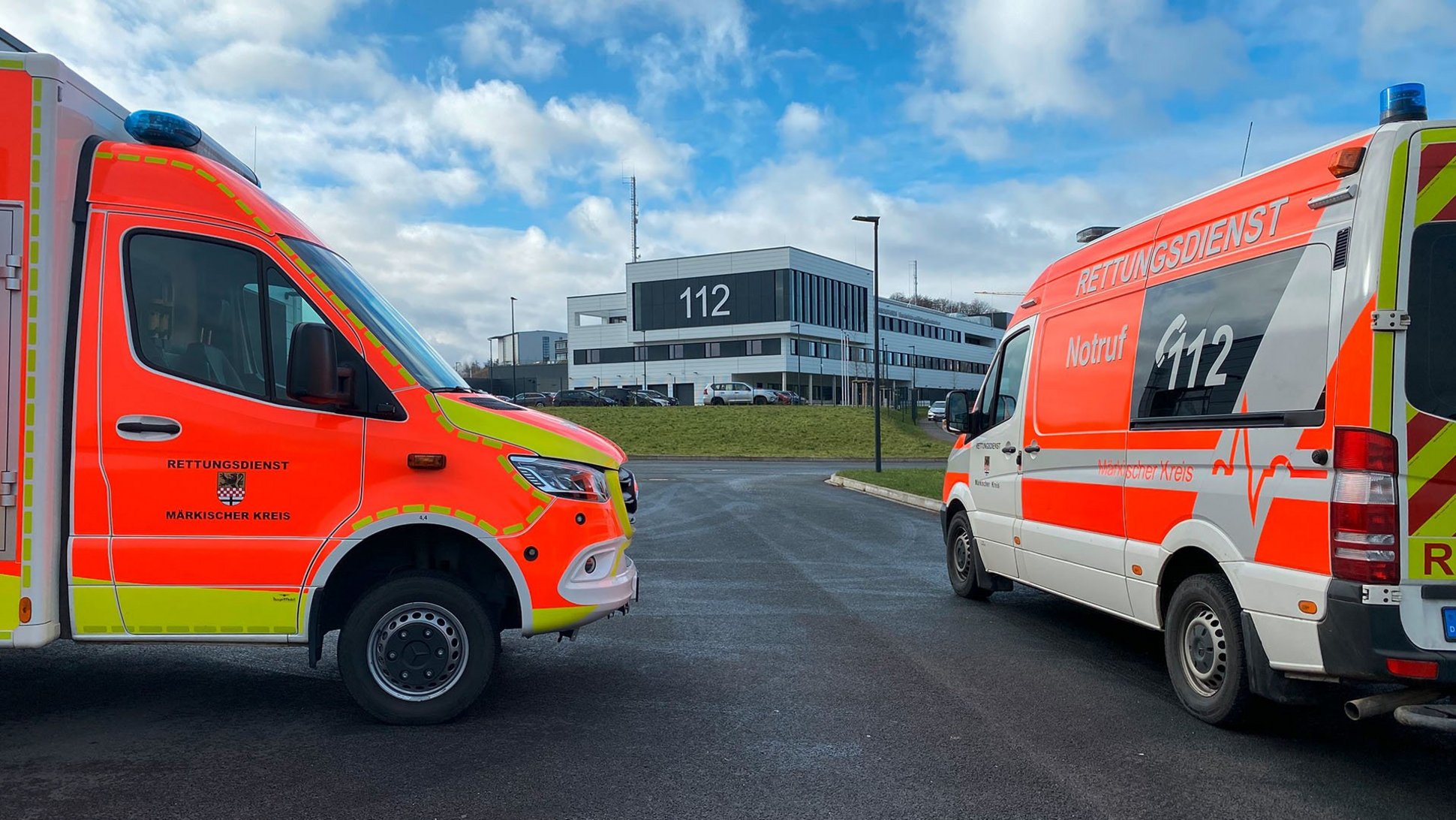 Rettungsfahrzeuge vor dem Gebäude des Brandschutz- und Rettungsdienstzentrums Gewerbepark Rosmart