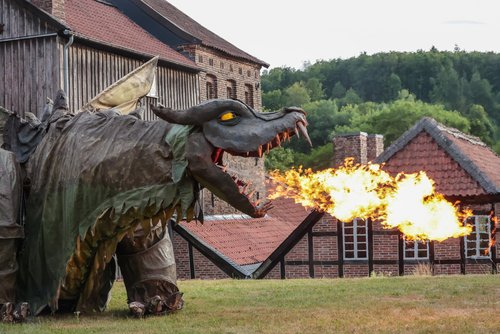 Der Feuerdrache Fangdorn war bei "Luise heizt ein" der Publikumsliebling der Kinder. Sebastian Sendlak/ Märkischer Kreis
