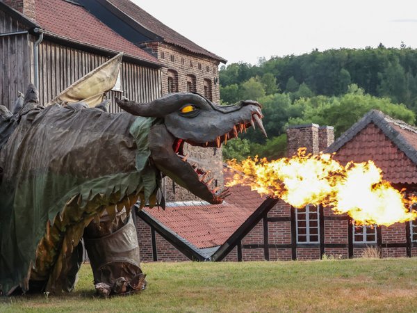 Der Feuerdrache Fangdorn war bei "Luise heizt ein" der Publikumsliebling der Kinder. Sebastian Sendlak/ Märkischer Kreis