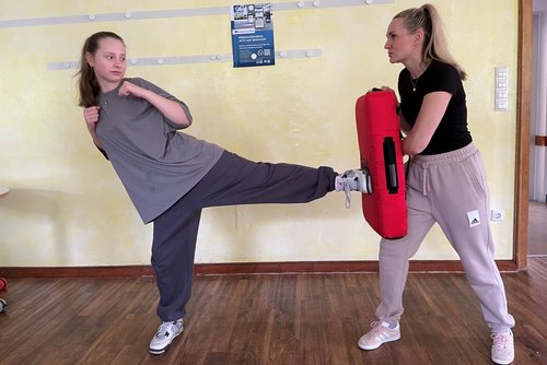 Die Jugendbildungsstätte des Märkischen Kreises in Lüdenscheid bietet im September erneut ein Selbstbehauptungstraining für Mädchen ab zwölf Jahren an. Foto: Ebl/Märkischer Kreis