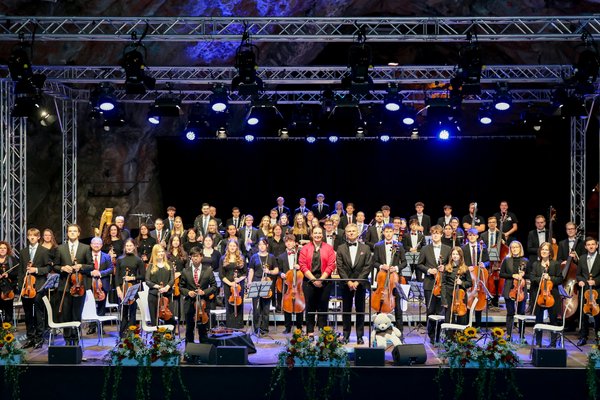 Jung und temperamentvoll: Das Märkische Jugendsinfonieorchester (hier in der Balver Höhle) spielt "Enfants Terribles" der Musikgeschichte bei ihren Winterkonzerten in Halver und Werdohl. Foto: Sebastian Sendlak