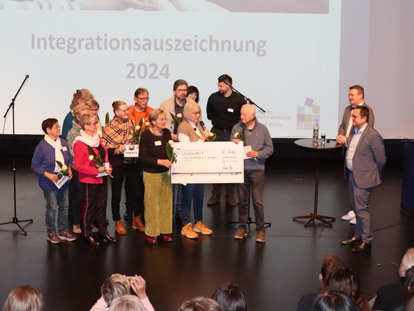 Die Mitglieder des Vereins „Menschen Helfen e.V.“ aus Kierspe wurden 2024 mit dem Integrationspreis ausgezeichnet. Für 2025 nimmt er Märkische Kreis bis zum 31. Januar Vorschläge für besonderes ehrenamtliches Engagement bei der Unterstützung von zugewanderten oder geflüchteten Menschen  entgegen. Foto: Katharina Buschmann / Märkischer Kreis