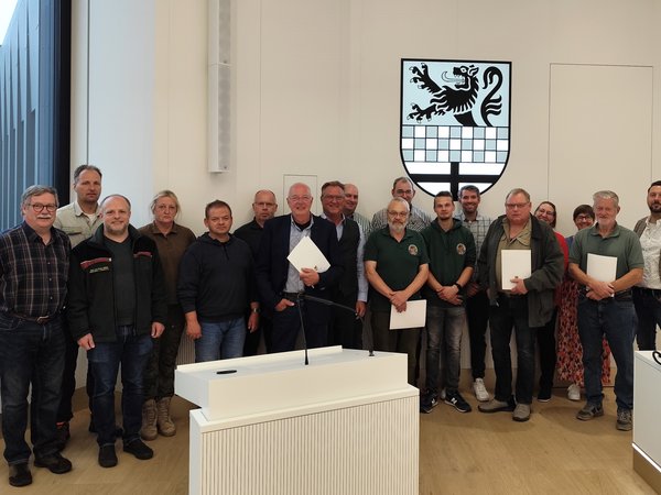 Im Rahmen einer Jahresbesprechung im Lüdenscheider Kreishaus wurden verdiente ehrenamtliche Mitglieder der Jägerprüfungsausschüsse Iserlohn und Lüdenscheid ausgezeichnet. Foto: Märkischer Kreis