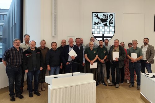 Im Rahmen einer Jahresbesprechung im Lüdenscheider Kreishaus wurden verdiente ehrenamtliche Mitglieder der Jägerprüfungsausschüsse Iserlohn und Lüdenscheid ausgezeichnet. Foto: Märkischer Kreis