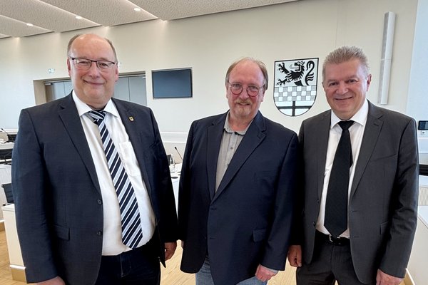Unser Bild zeigt (von links): Guido Thal, Fachbereichsleiter Zentrale Steuerung, Matthias Sauerland und Stefan Herbel, Vorsitzender des Jugendhilfeausschusses. Foto: Alexander Bange / Märkischer Kreis