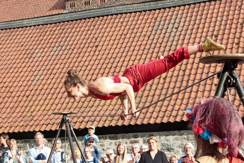 Die Aristokraten brachten die Besucherinnen und Besucher beim Open-Air-Festival "Luise heizt ein" in Balve-Wocklum mit ihren gewagten Luft- und Bodenkunststücken zum Staunen. Foto: Sebastian Sendlak