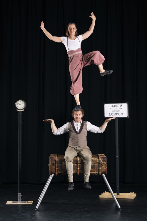 Beim Kulturfestival "Luise heizt ein - kein Schrott" am 29. Juni an der Luisenhütte in Balve Wocklum vertreiben die Akrobaten Kira und Anders sich und den Zuschauern die Zeit mit einem Koffer voller lustiger  Überraschungen. Foto: Jörn Neumann