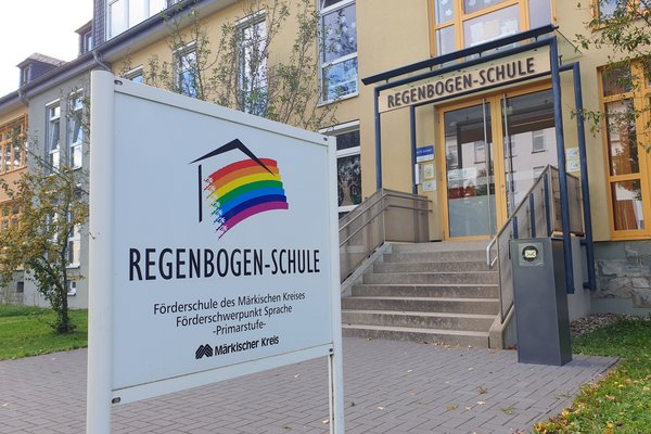 Auch an der Regenbogen-Schule in Hemer, eine Förderschule mit dem Schwerpunkt Sprache in Trägerschaft des Märkischen Kreises, wird fortlaufend gearbeitet. Dort finden Dachdeckungsarbeiten statt. Foto: Alexander Bange / Märkischer Kreis