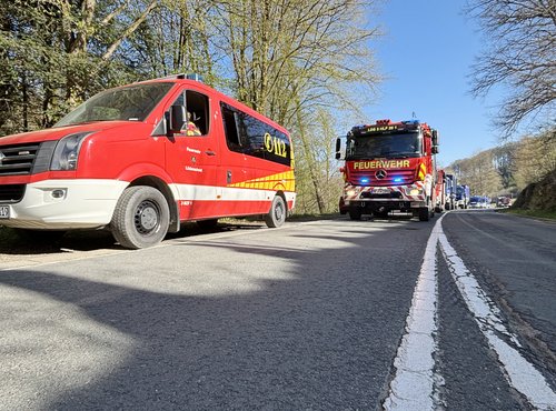 Viele Einsatzfahrzeuge am Bremecker Hammer in Lüdenscheid. Foto: Alexander Bange / Märkischer Kreis