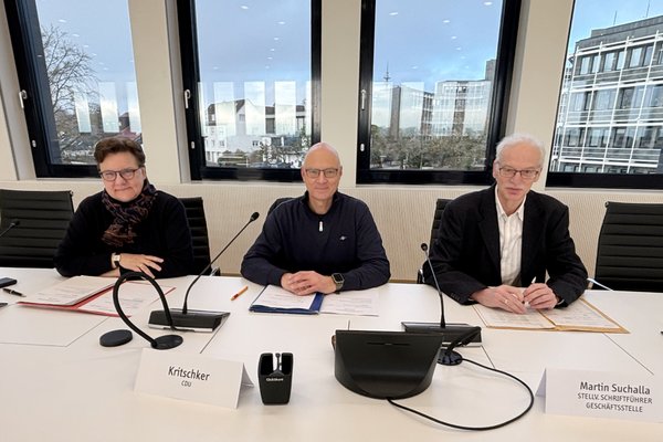 Unser Bild zeigt (von links): Kreisdirektorin Barbara Dienstel-Kümper, Ausschuss-Vorsitzender Udo Kritschker und Schriftführer Martin Suchalla. Foto: Alexander Bange / Märkischer Kreis