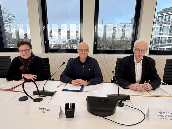 Unser Bild zeigt (von links): Kreisdirektorin Barbara Dienstel-Kümper, Ausschuss-Vorsitzender Udo Kritschker und Schriftführer Martin Suchalla. Foto: Alexander Bange / Märkischer Kreis