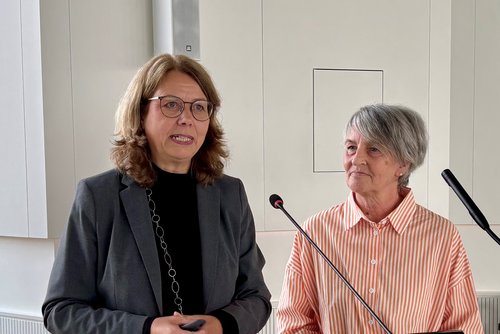 Über die Arbeit der Anonymen Drogenberatung e.V. Iserlohn (DROBS) berichteten Geschäftsführerin Ilona Meuser (links) und Sozialarbeierin Jutta Hendess im Ausschuss für Gesundheit und Soziales des Märkischen Kreises. Foto: Ulla Erkens/Märkischer Kreis