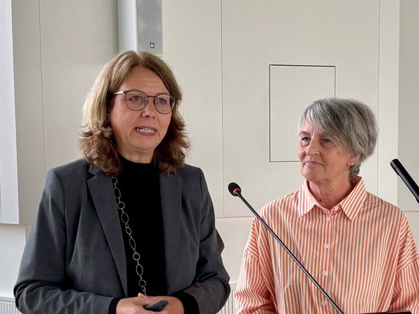 Über die Arbeit der Anonymen Drogenberatung e.V. Iserlohn (DROBS) berichteten Geschäftsführerin Ilona Meuser (links) und Sozialarbeierin Jutta Hendess im Ausschuss für Gesundheit und Soziales des Märkischen Kreises. Foto: Ulla Erkens/Märkischer Kreis