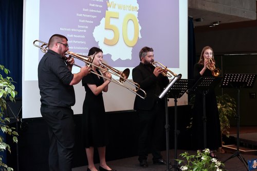 Musikalisch sorgte ein Blechbläser-Quartett des Märkischen Jugendsinfonieorchesters für feierliche Töne. Foto: Sebastian Sendlak / Märkischer Kreis