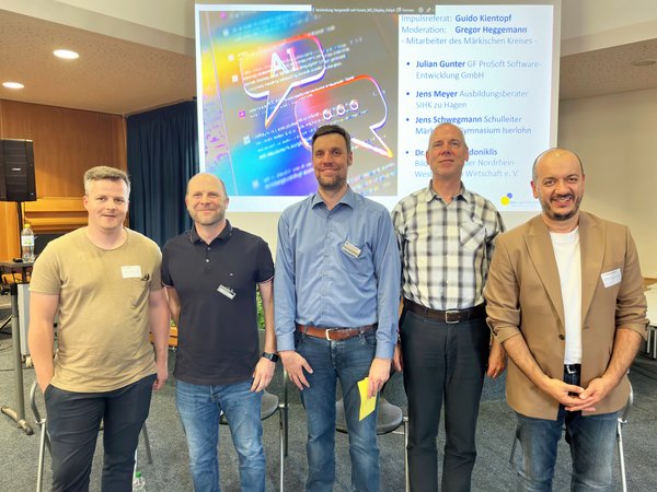 Unser Bild zeigt (von links): Julian Gunter (Vorsitzender des Kreises Junger Unternehmer in Iserlohn), Jens Meyer (Ausbildungsberater der SIHK), Gregor Heggemann (MK), Jens Schwegmann (Schulleiter am Märkischen Gymnasium Iserlohn) und Dr. Wasilios Rodoniklis (Bildungsreferent beim Bildungswerk der NRW-Wirtschaft). Foto: Märkischer Kreis