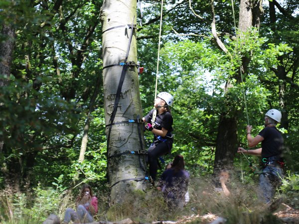 Beim Klettern lernen die Kinder ihre Grenzen kennen und überwinden Ängste, Foto: Erkens/Märkischer Kreis