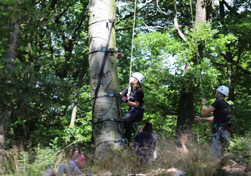 Beim Klettern lernen die Kinder ihre Grenzen kennen und überwinden Ängste, Foto: Erkens/Märkischer Kreis