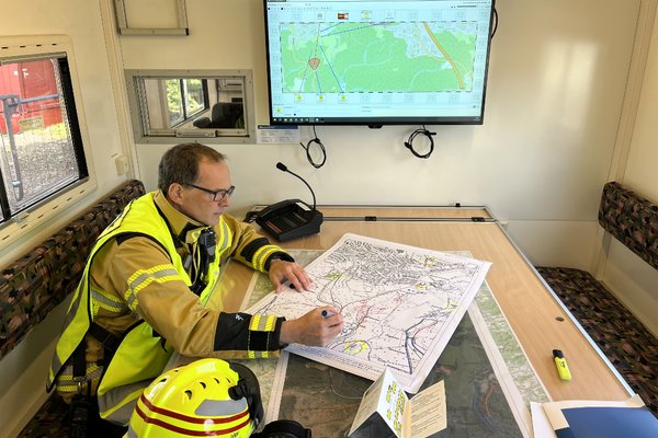 Kreisbrandmeister Michael Kling bei der Arbeit. Er sagt: "Rauchmelder sind ein sehr einfacher, aber extrem wirkungsvoller Schutz." Foto: Hannah Heyn / Märkischer Kreis