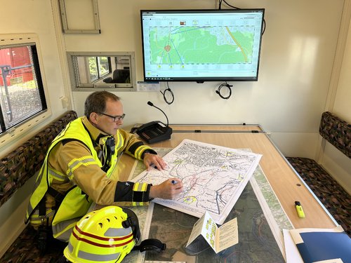 Kreisbrandmeister Michael Kling bei der Arbeit. Er sagt: "Rauchmelder sind ein sehr einfacher, aber extrem wirkungsvoller Schutz." Foto: Hannah Heyn / Märkischer Kreis