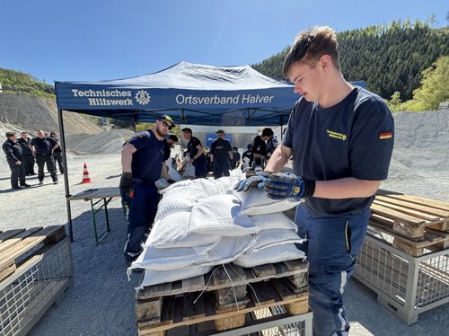 Die Sandsäcke wurden vom Technischen Hilfswerk an zwei Standorten – in Hemer und Plettenberg – gefüllt, verladen und per Lkw transportiert. Foto: Alexander Bange / Märkischer Kreis