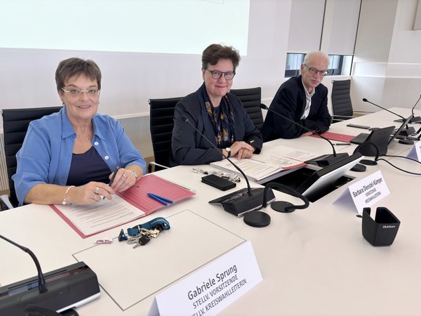 Unser Bild zeigt (von links): Gabriele Sprung (Stellvertretende Kreiswahlleiterin), Kreiswahlleiterin Barbara Dienstel-Kümper sowie Martin Suchalla (Stellvertretender Schriftführer, Geschäftsstelle). Foto: Alexander Bange / Märkischer Kreis