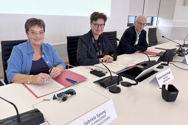 Unser Bild zeigt (von links): Gabriele Sprung (Stellvertretende Kreiswahlleiterin), Kreiswahlleiterin Barbara Dienstel-Kümper sowie Martin Suchalla (Stellvertretender Schriftführer, Geschäftsstelle). Foto: Alexander Bange / Märkischer Kreis